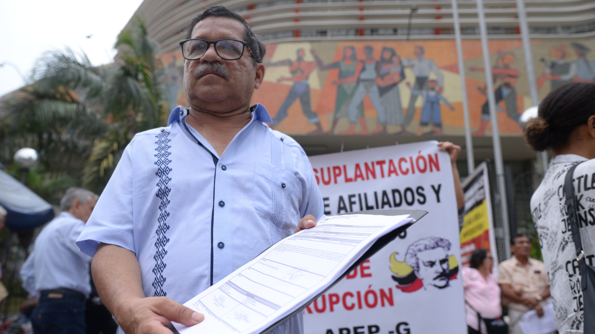 Jubilados piden suspender descuentos e investigar las transacciones fraudulentas.