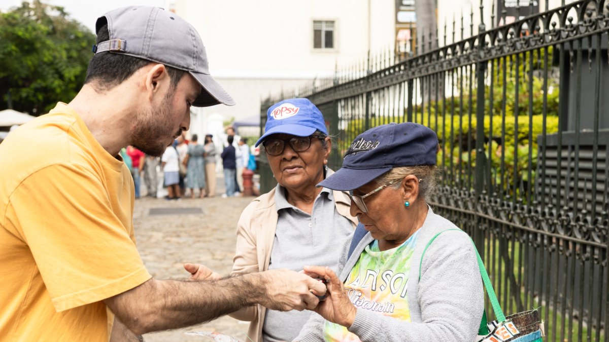 Acción. Varios jóvenes llevan alimentos a adultos mayores vulnerables.
