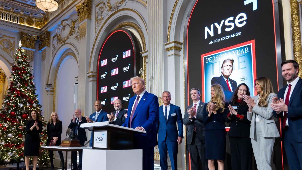 El presidente electo de los Estados Unidos, Donald Trump (c), hablando en la sede de la Bolsa de Valores de Nueva York (NYSE).