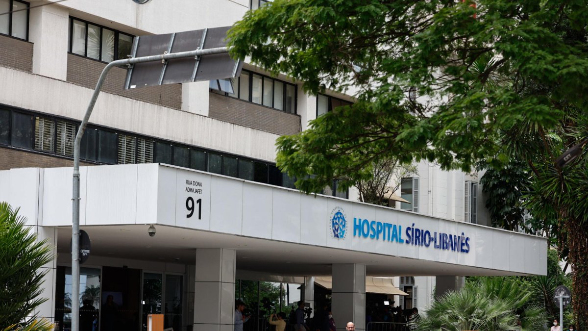 Foto de la fachada del Hospital Sírio-Libanés, donde se encuentra el presidente de Brasil, Luiz Inácio Lula da Silva, este jueves en São Paulo (Brasil).