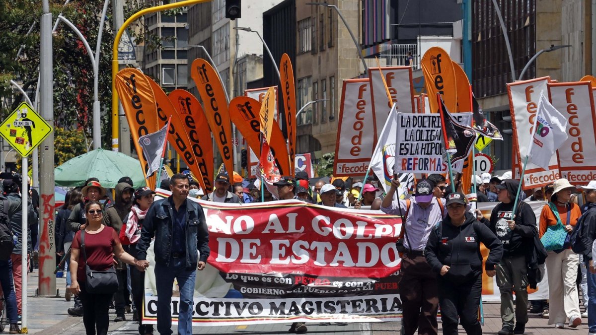 Bogotá. Simpatizantes del presidente Gustavo Petro, marchan en apoyo al mandatario en la Plaza de Bolívar.