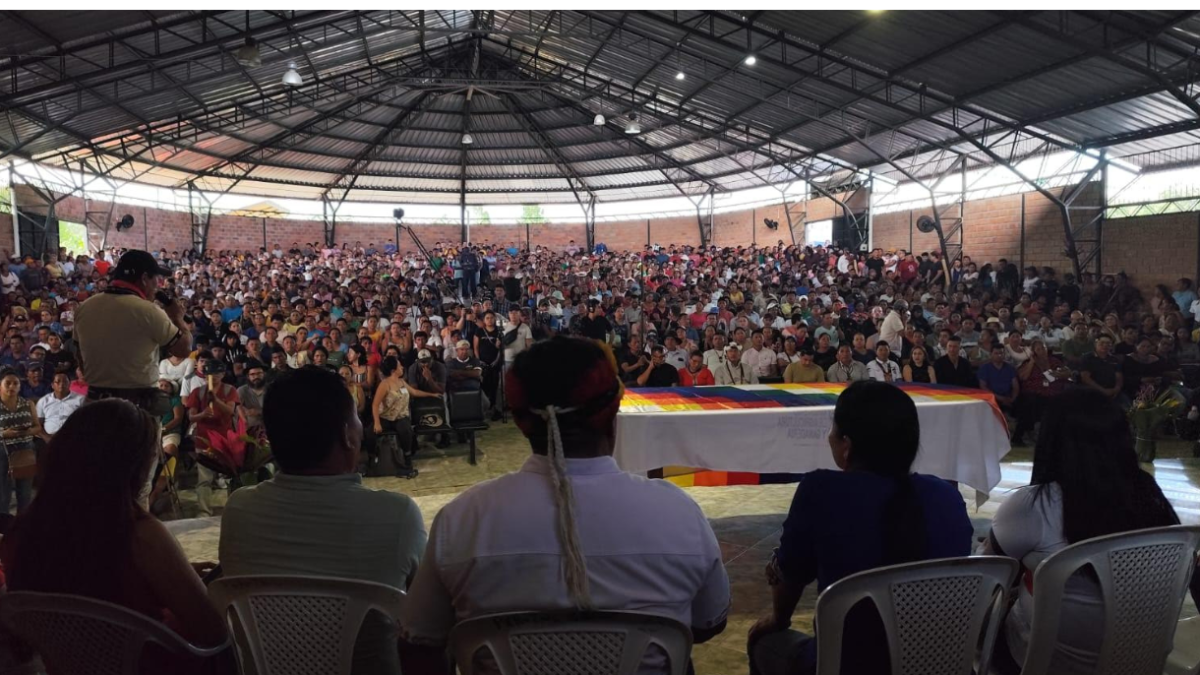 En el auditorio del Pueblo Kichwa de Rukullatkta, en Archidona, se desarrolla una asamblea.