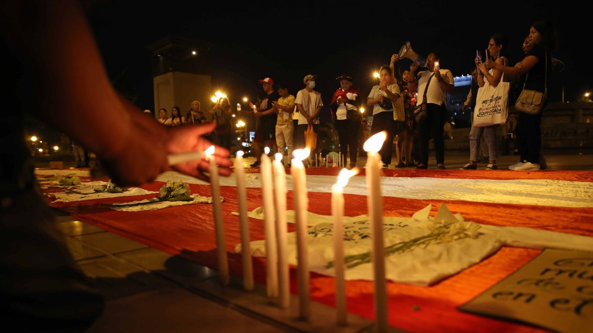 Lima. Personas participa en una vigilia por los muertos en las protestas.