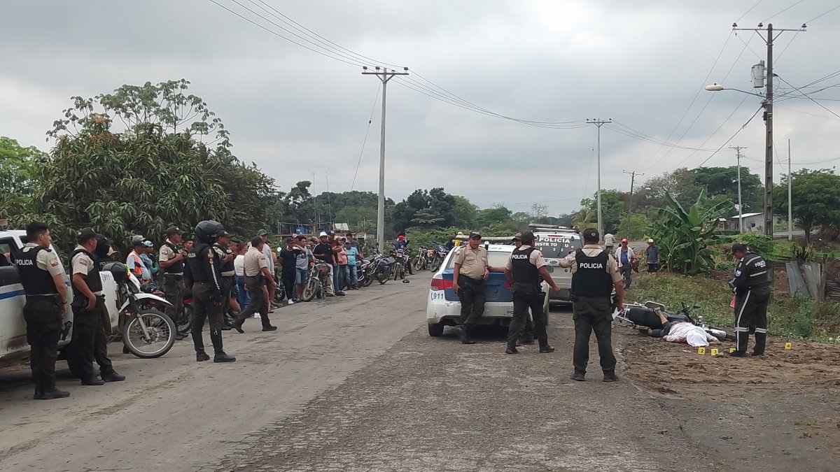 Escena. Los lugareños estaban desconcertados por este suceso.