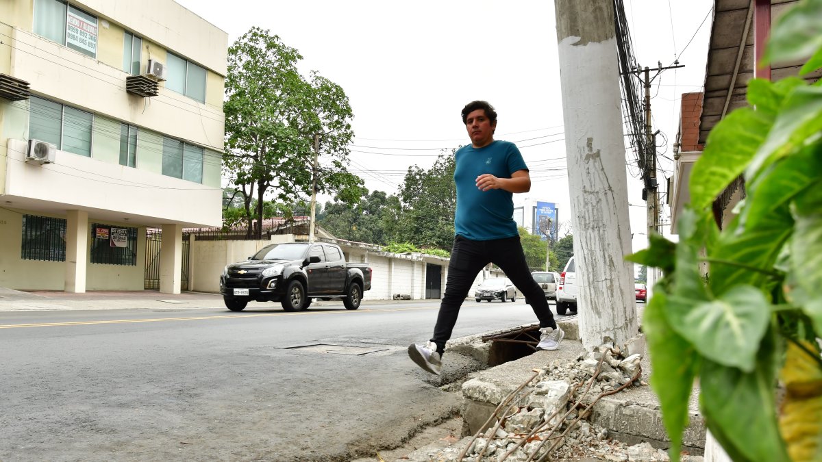 El poste es uno de los tantos obstáculos que presenta la acera y que complican al peatón.