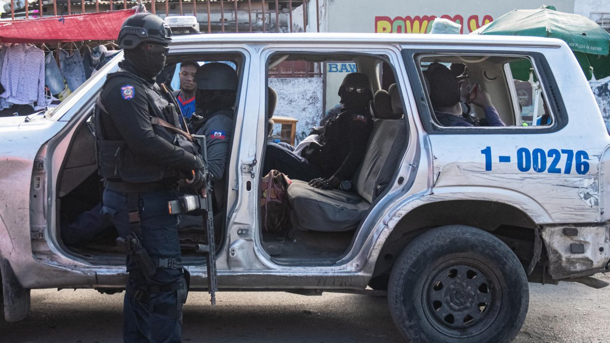 Policías patrullan este martes en Puerto Príncipe (Haití).