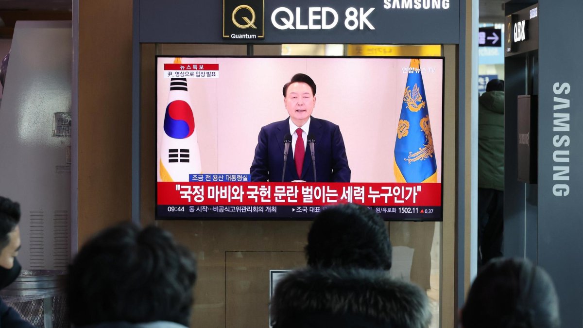 Personas ven en televisión la declaración pública del presidente surcoreano, Yoon Suk Yeol, en Seúl, Corea del Sur, el 12 de diciembre de 2024.