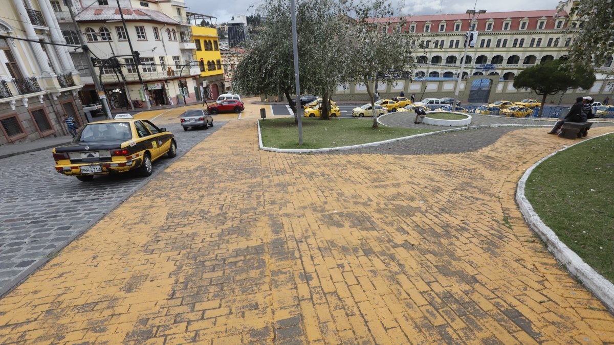 San Blas. Se inauguró en junio, la pintura ya se ha desgastado, tiene un kilometro de extensión y la cámara de seguridad no funciona.