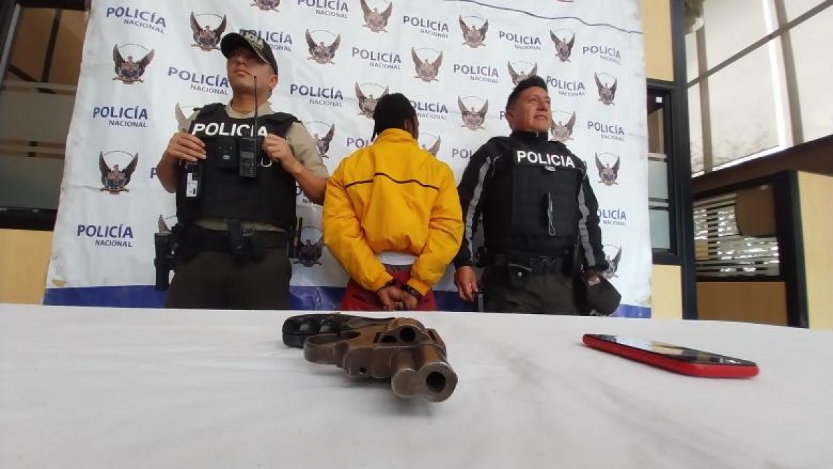 Detención. En las pertenencias del sospechoso se encontró una arma y un celular.