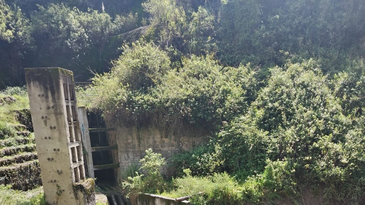 Epmaps realiza la limpieza y desalojo de material acumulado en las estructuras de captación de las quebradas en Quito