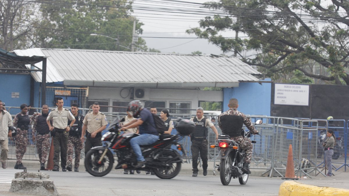 Atentado. En los exteriores de la Penitenciaría del Litoral hubo un atentado en el que falleció un comerciante y un policía quedó herido.