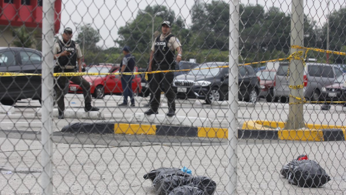 Dos figuras embalados fueron halladas en el parqueadero del complejo judicial Albán Borja, en el norte de Guayaquil.