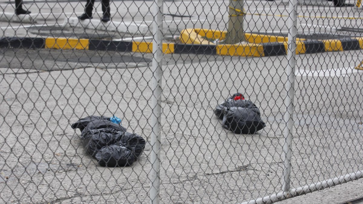 Dos bultos embalados fueron hallados en el Complejo Judicial Albán Borja, en el norte de Guayaquil, la mañana de este viernes 13 de diciembre.