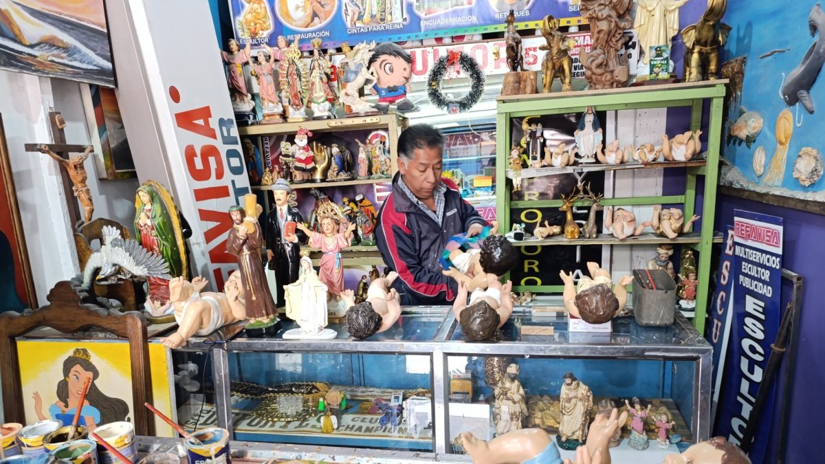 Renzo Fabián Villa, ha dedicado más de tres décadas de su vida a la restauración de esculturas religiosas.