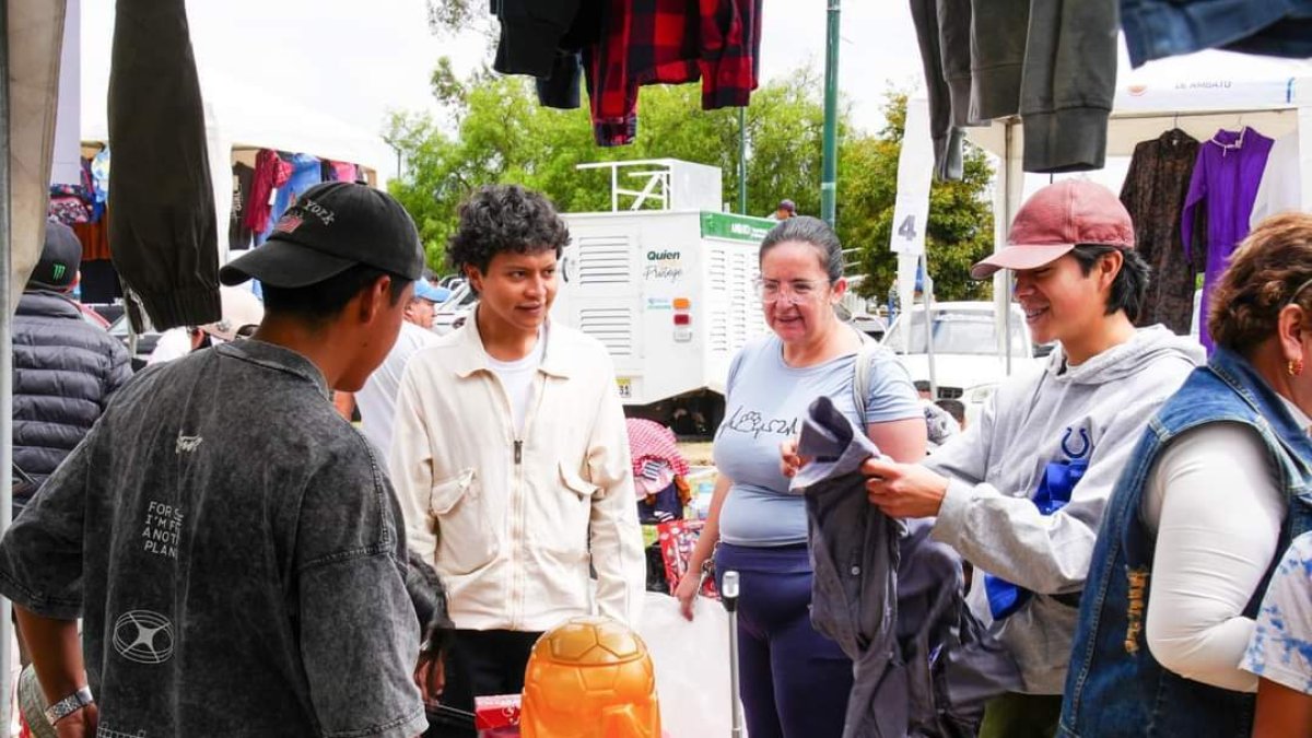 AMBATO. Adultos y jóvenes comparten la dinámica del trueque.