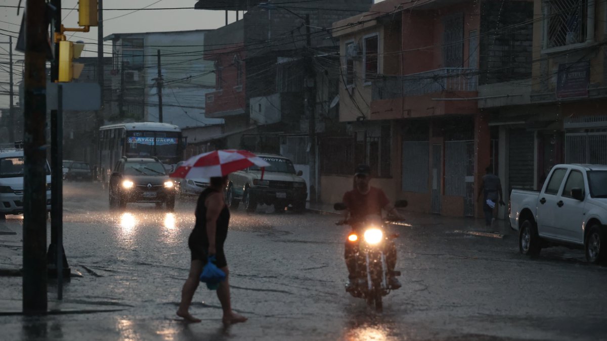 La lluvia de este jueves 12 de diciembre sorprendió a los guayaquileños
