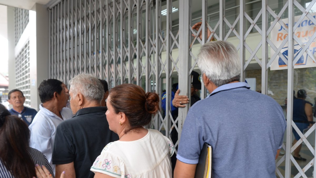 Jubilados afectados, en la puerta del IESS, reclamando por suplantación de identidad.