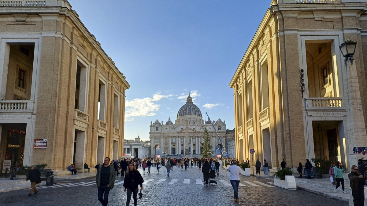 Vista de la Vía de la Conciliación, en dirección a la plaza y basílica de San Pedro del Vaticano. A pocos días del inicio del Jubileo.