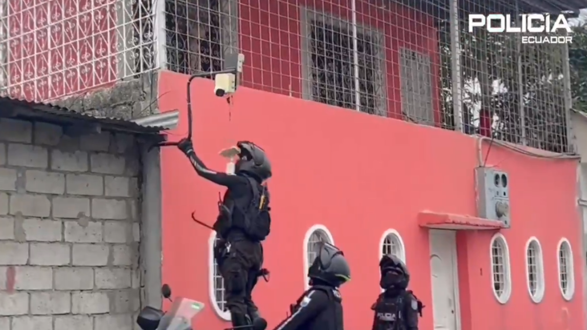 Momento en el que la Policía destruía las cámaras instaladas por los delincuentes.