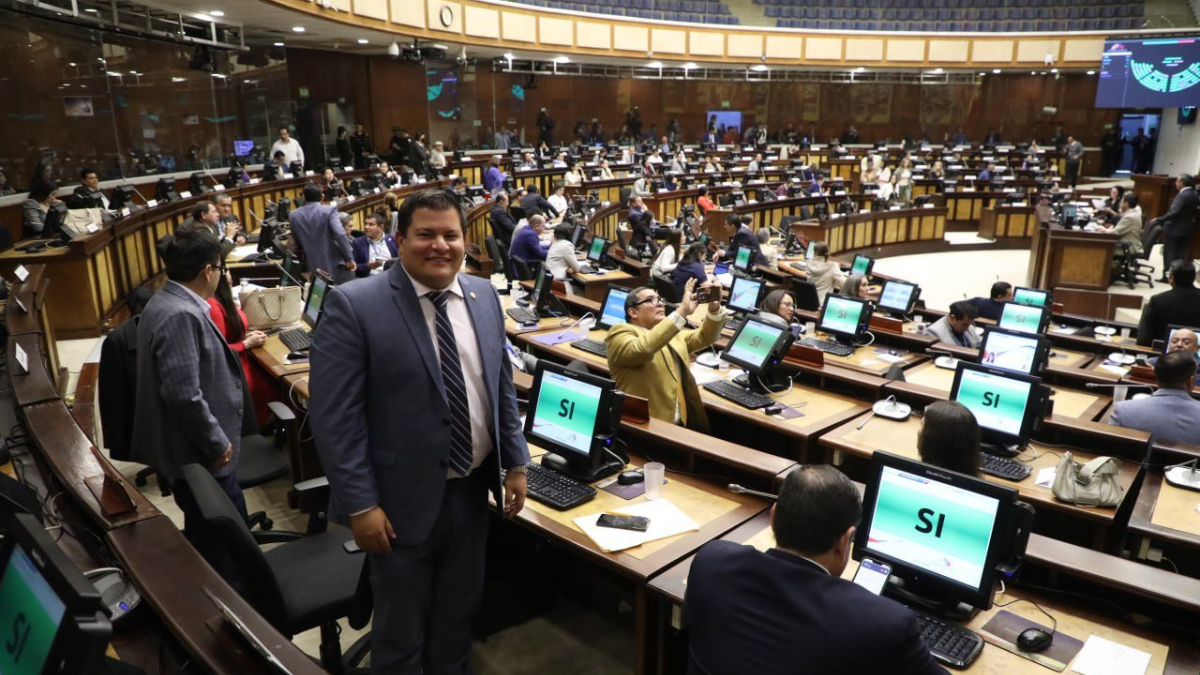 Jaime Moreno fue quien mocionó censurar a la exministra de Energía y Minas.