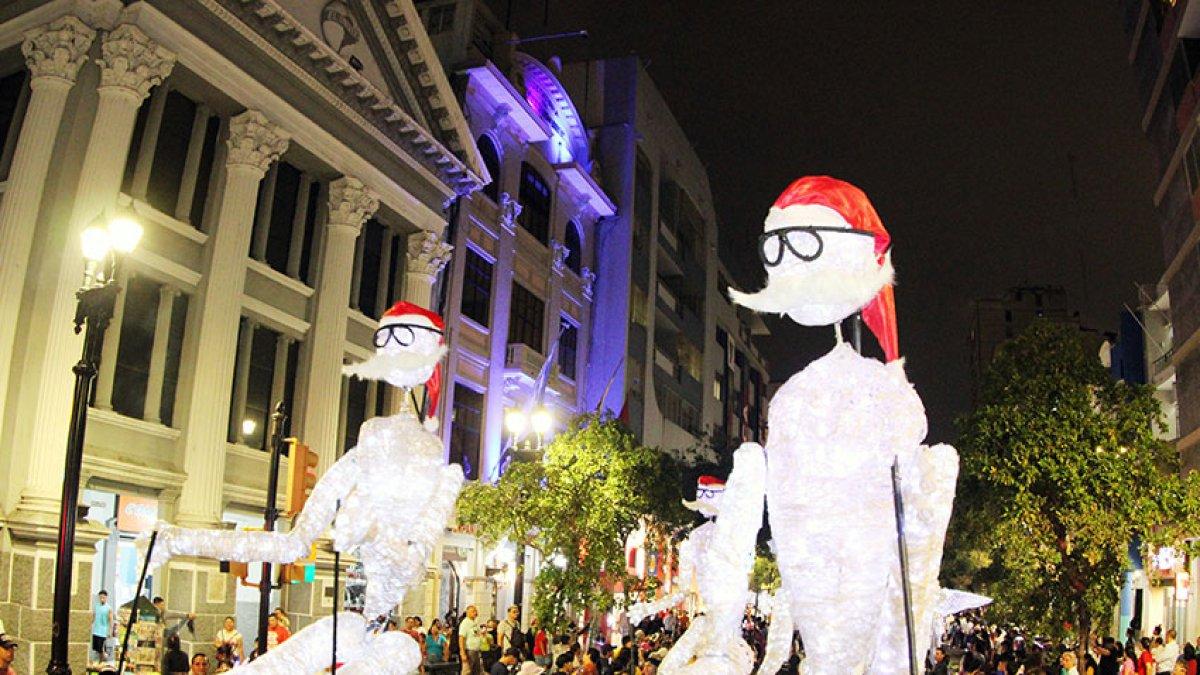 El desfile de los Gigantes de Luz se realiza en Guayaquil desde 2020