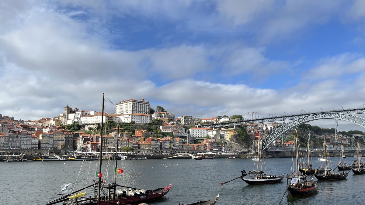 Rabelos en el Duero con el Puente Don Luis I de fondo.