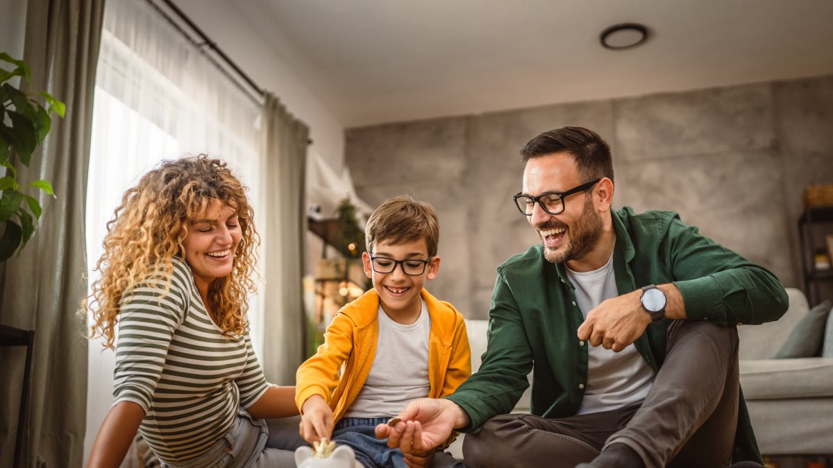El ahorro te ayuda a alcanzar metas financieras, como comprar una casa, un auto, viajar o financiar la educación.