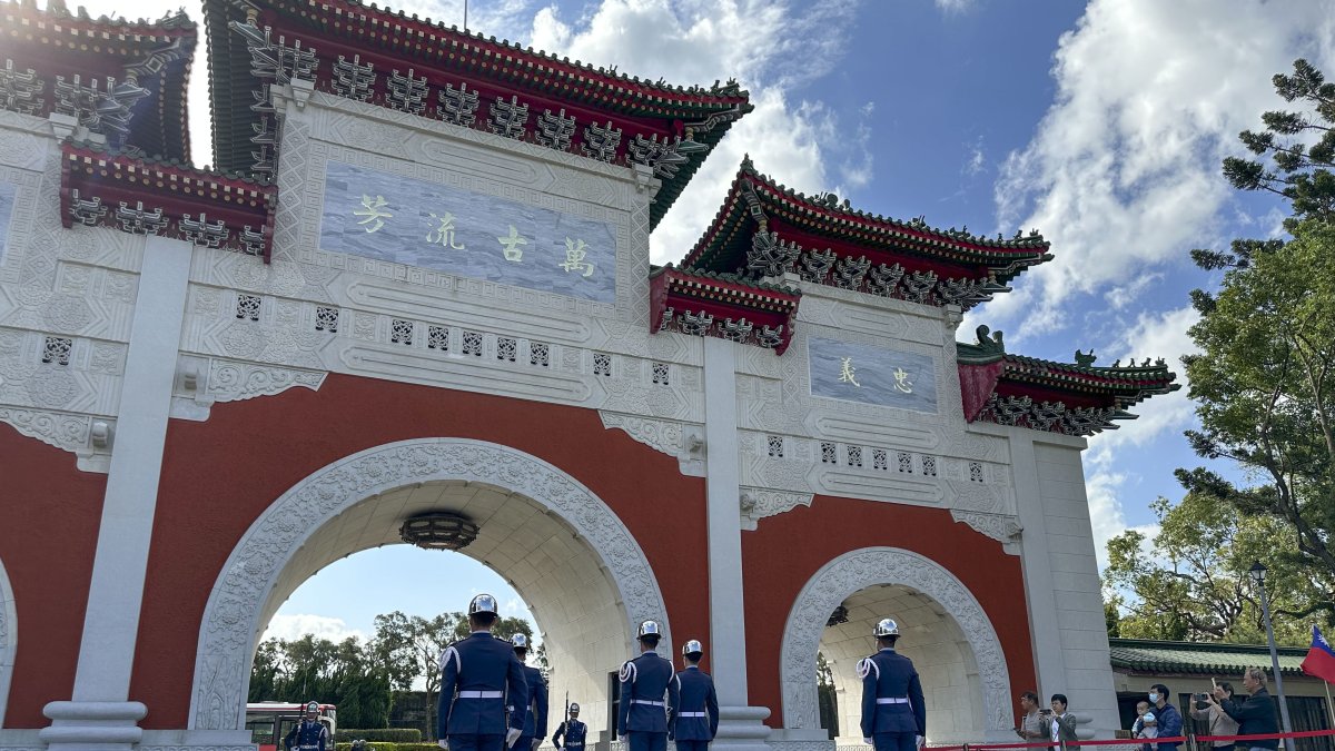 Un grupo de guardias realiza la ceremonia del cambio de guardia en el Santuario Nacional de los Mártires Revolucionarios, en Taipéi (Taiwán). 