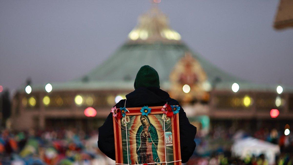 Un feligrés mexicano carga una imagen de la virgen de Guadalupe durante el peregrinaje.