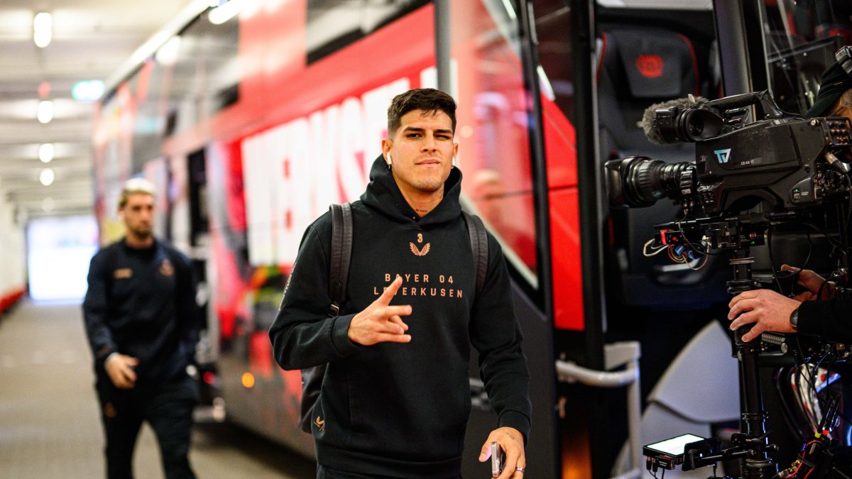 Piero Hincapié previo al partido de la Bundesliga con la camiseta de Bayer Leverkusen