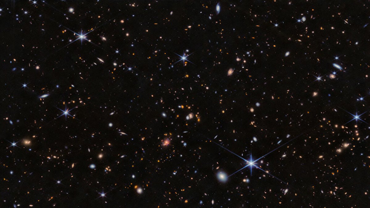 Cientos de galaxias aparecen en esta vista, que se sitúa sobre el fondo negro del espacio.