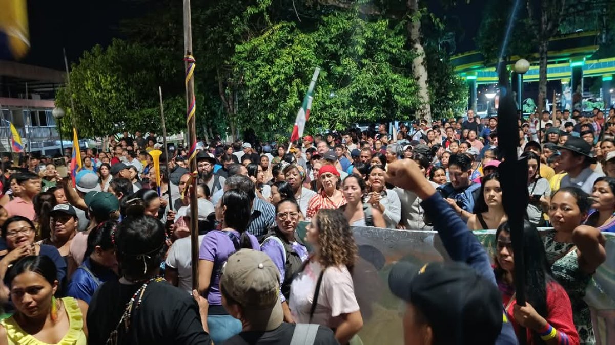 La denominada resistencia rodea la Gobernación de Napo.