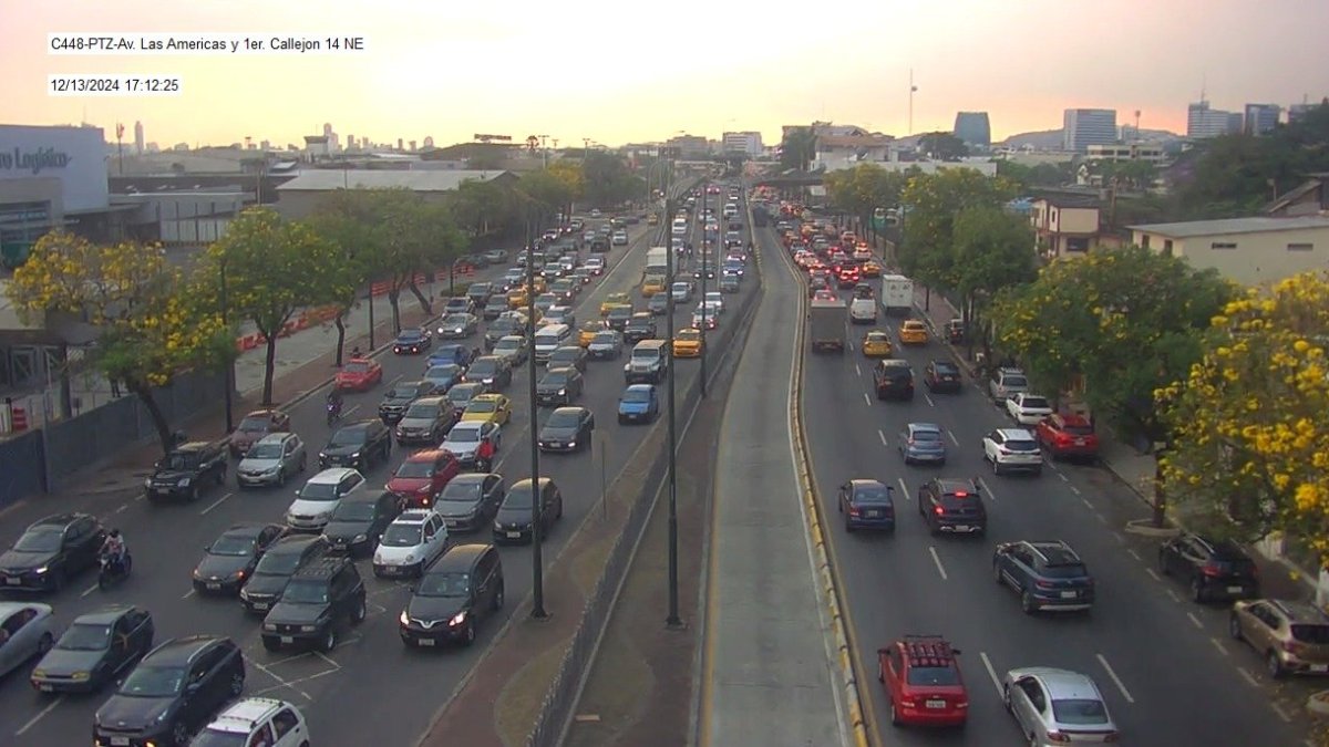 En la avenida de Las Américas se registra ahora un atasco vehicular. La ciudadanía solicita la presencia de agentes de tránsito.