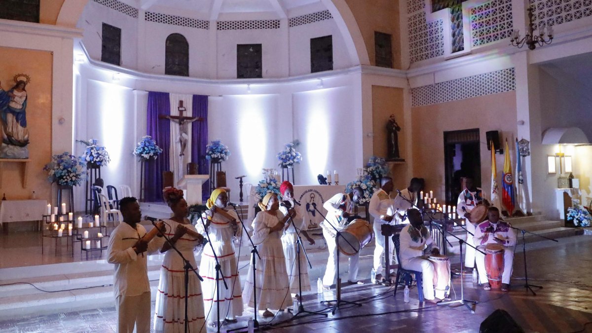 Fotografía del 6 de diciembre de un grupo de cantoras en el Festival Internacional de Música Sacra, durante la gira 'Colombia es Música Sacra', en Guapi (Colombia).