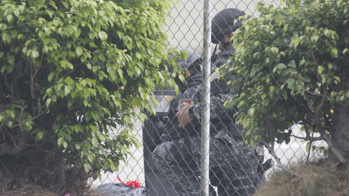 Dos bultos embalados fueron hallados en el Complejo Judicial Albán Borja, en el norte de Guayaquil. Resultó ser un proyecto universitario.
