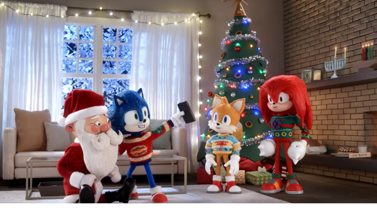 La película promocionó la película al recrear pósters de películas navideñas