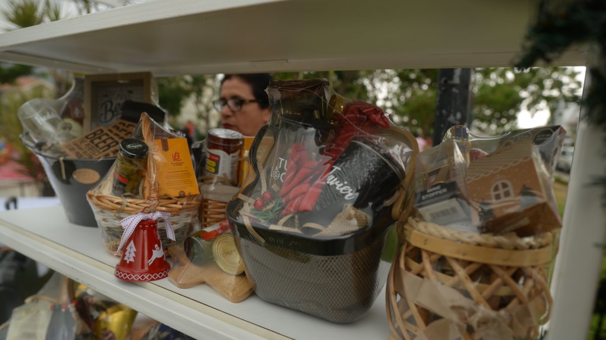 Canastas. Distintos productos son parte de las cajas de regalo. Vinos, chocolates y tazas personalizadas son elementos del obsequio.
