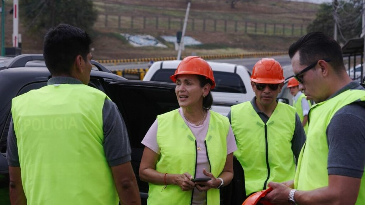 Inspección. La ministra de Ambiente, Inés Manzano realizó un recorrido en la planta de tratamiento de aguas residuales de Guayaquil para evaluar las tomas de muestras que realizan en el río Daule.