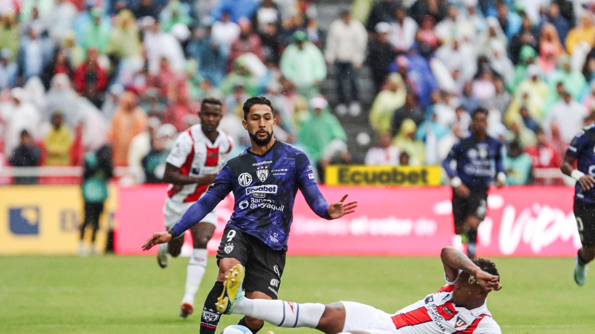 La fortaleza ofensiva de los rayados pondrá a prueba a la sólida zaga de los albos.