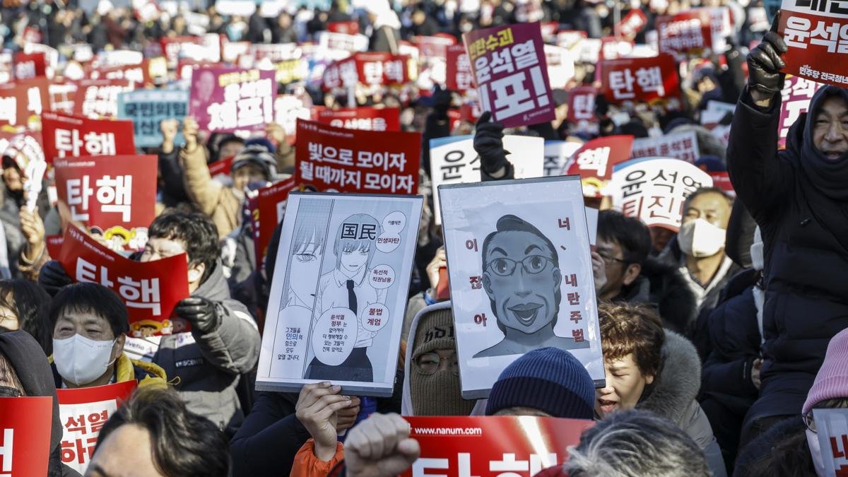 Manifestantes realizaron una protesta exigiendo el juicio político del presidente surcoreano Yoon Suk Yeol fuera de la Asamblea Nacional en Seúl, este sábado 14 de diciembre.