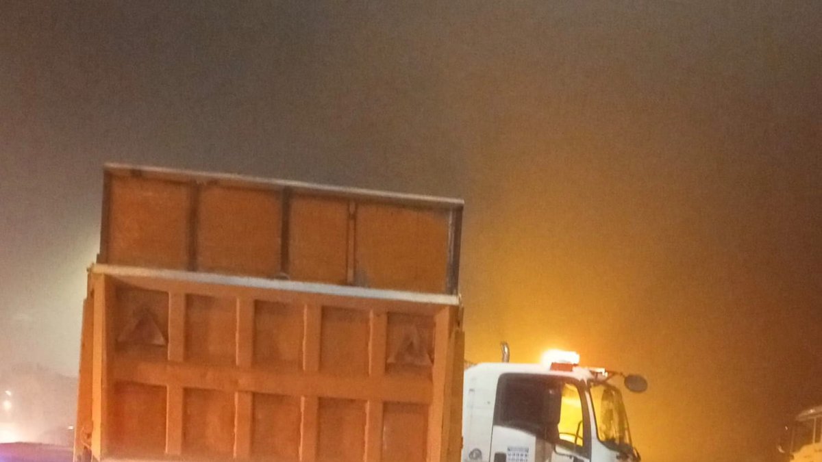 La motocicleta quedó en la parte trasera de la volqueta y, a metros de distancia, había una plataforma.