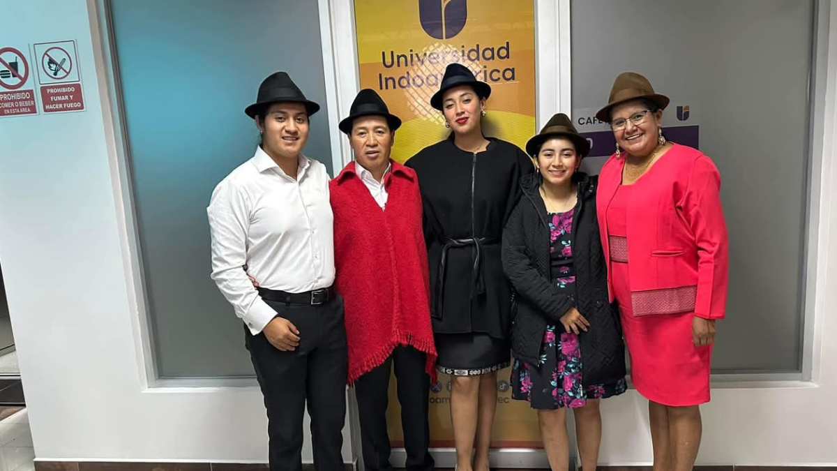 Raúl Ilaquiche, junto a su familia en su graduación como PHD.
