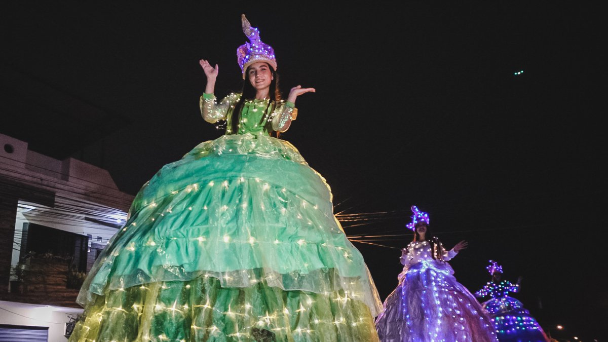 20 marionetas, de 5 metros de altura cada una fueron parte del desfile Gigantes
de Luz, además de 5 muñecas y ángeles.