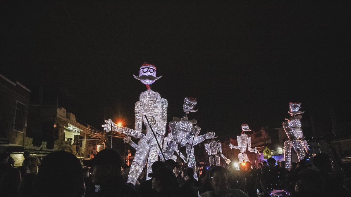 El desfile de marionetas gigantes se realiza en Guayaquil, por Navidad, desde 2020.