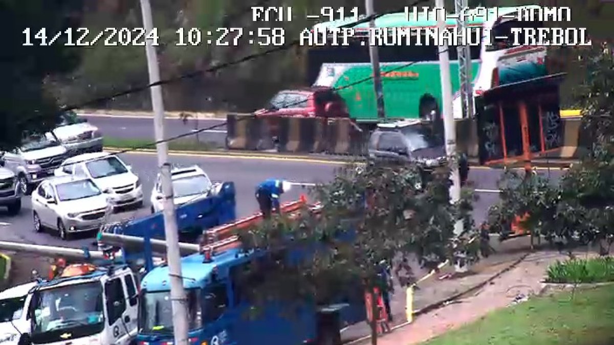 Trabajadores de la Empresa Eléctrica Quito cambiaron el poste, luego del choque del auto en el sector de El Trébol.