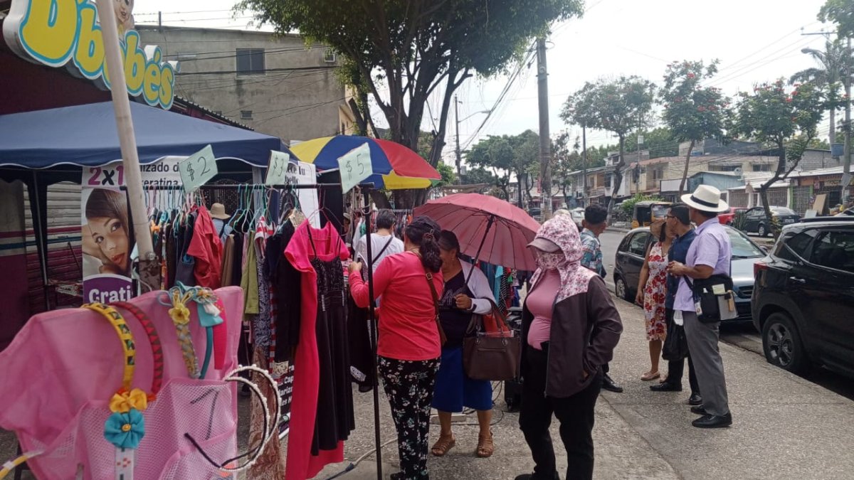 Al pie de un negocio afectado por la delincuencia, habitantes de la Guangala colocaron sus emprendimientos para tratar de revivir el área.