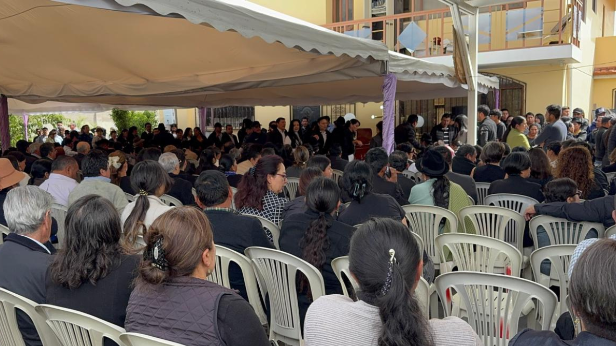 Cientos de personas acudieron al velorio de Raul Ilaquiche en Salcedo.