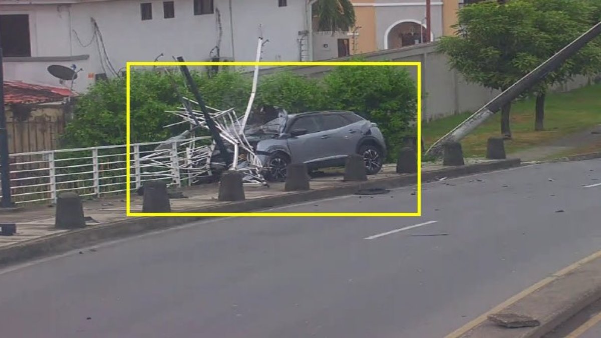 Un vehículo se impactó contra una baranda en la vía de ingreso a la urbanización Ciudad Celeste, en La Puntilla, este sábado 14 de diciembre.