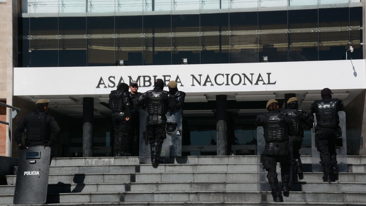 El 17 de noviembre de 2023 la Asamblea Nacional amaneció rodeada de militares para resguardar el cumplimiento de la muerte cruzada.