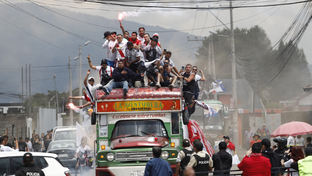Ambiente previo en las afueras del estadio Banco de Guayaquil.